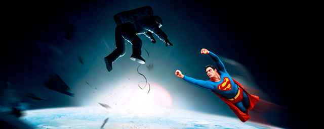 Gravity, Superman realiza un cameo