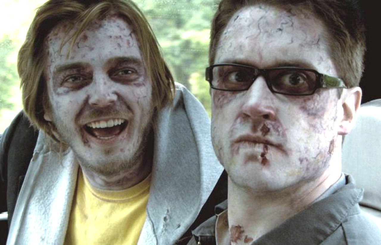 Foto de los dos actores de Deadheads maquillados como muertos vivientes