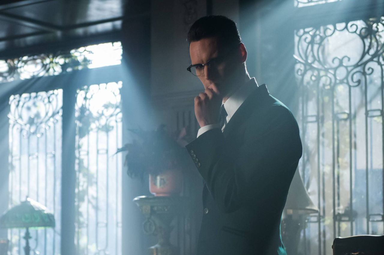GOTHAM: Cory Michael Smith in the ÒMad City: Red QueenÓ episode of GOTHAM airing ÒMad City: Blood RushÓ episode of GOTHAM airing Monday, Nov. 7 (8:00-9:01 PM ET/PT) on FOX. Cr: Jeff Neumann/FOX.
