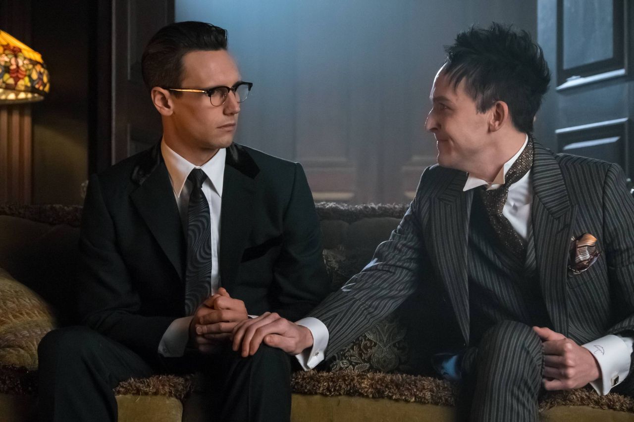 GOTHAM: L-R: Cory Michael Smith and Robin Lord Taylor in the ÒMad City: Red QueenÓ episode of GOTHAM airing ÒMad City: Blood RushÓ episode of GOTHAM airing Monday, Nov. 7 (8:00-9:01 PM ET/PT) on FOX. Cr: Jeff Neumann/FOX.