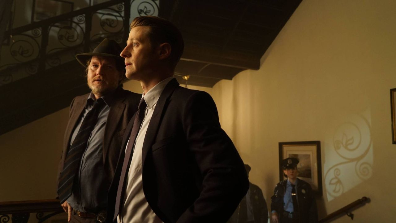 GOTHAM: L-R: Donal Logue and Ben McKenzie in the ÒMad City: Red QueenÓ episode of GOTHAM airing ÒMad City: Blood RushÓ episode of GOTHAM airing Monday, Nov. 7 (8:00-9:01 PM ET/PT) on FOX. Cr: Nicole Rivelli/FOX.
