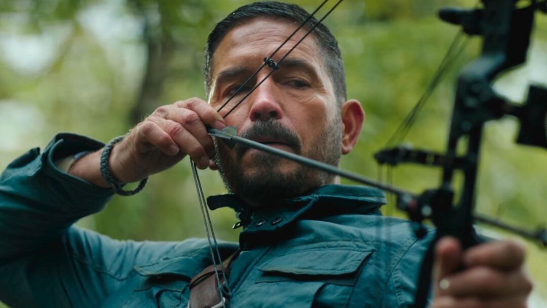 Jim Caviezel lidera una guerra contra una corporación en el tráiler de Ghost Soldier - portada
