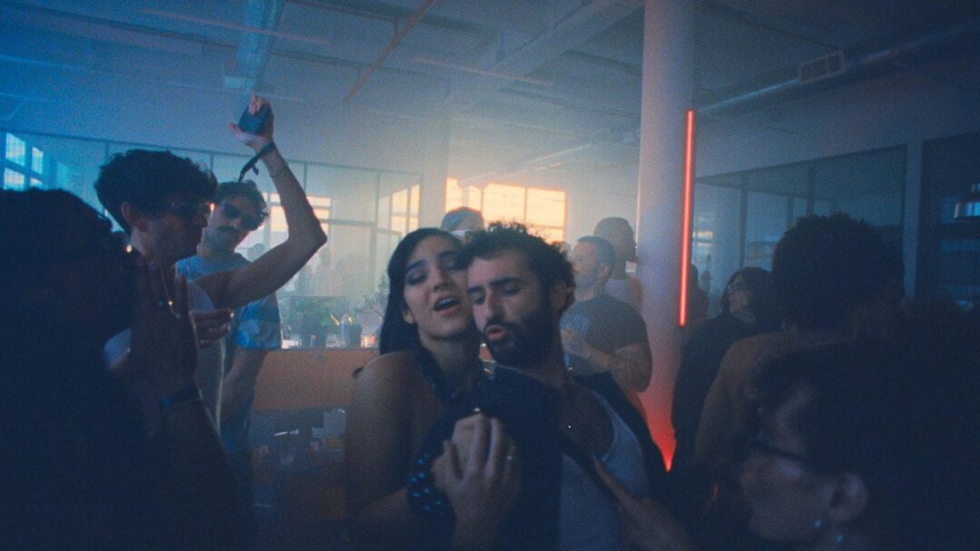 Primer tráiler de 'Club Kid', la comedia dramática de A24 que triunfó en Cannes - portada
