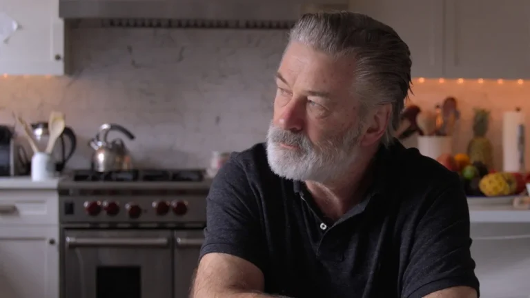 Tráiler de ‘The Trial of Alec Baldwin’: El Actor Da Acceso Total al Equipo Documental a Su Vida Tras el Mortal Tiroteo de ‘Rust’ portada