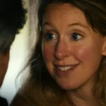 Tráiler de 'You Can See Everything': Nathan Fielder vive con Elizabeth Holmes, la hace llorar e interroga a su marido en un documental - portada
