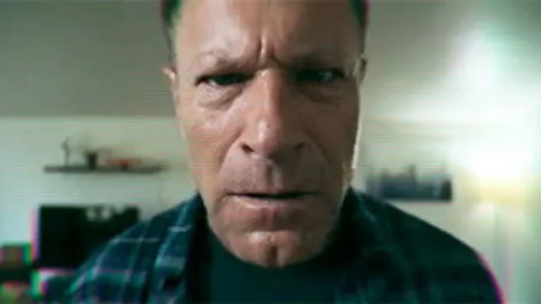 Aaron Eckhart protagoniza Model Citizen, un nuevo thriller de ciencia ficción portada alternativa