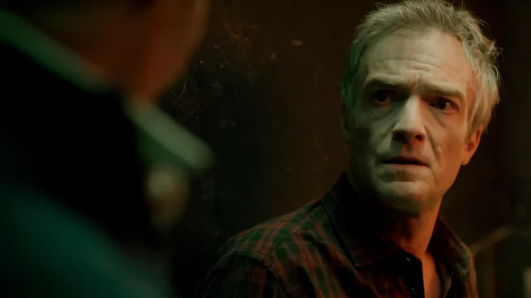 Llega el tráiler de Flush, una comedia de terror con un protagonista atascado en el váter portada alternativa